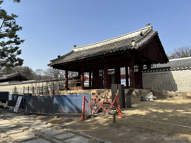 종묘 정전 보수 공사 현장 모습 (서울=연합뉴스) 김예나 기자 = 지난 14일 찾은 종묘 정전의 보수 공사 현장 모습. 국가유산청은 다음 달 20일 창덕궁 구(舊) 선원전에 임시 봉안한 조선 왕과 왕비, 대한제국 황제와 황후의 신주 49위를 정전으로 다시 옮기는 환안제를 열 예정이다. 2025.3.31
yes@yna.co.kr