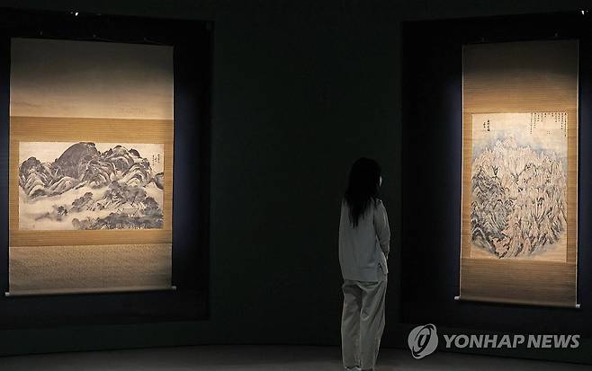 '인왕제색도'와 '금강전도'를 한눈에 (용인=연합뉴스) 홍기원 기자 = 31일 경기도 용인시 호암미술관에서 열린 특별전 '겸재 정선' 기자간담회에서 참석자들이 '인왕제색도'(왼쪽)와 '금강전도'를 살펴보고 있다.
국보 '금강전도'와 '인왕제색도' 등 조선을 대표하는 화가 겸재 정선(1676~1759)의 대표작을 한자리에 모은 대규모 전시 '겸재 정선'은 다음 달 2일 호암미술관에서 개막한다. 2025.3.31 xanadu@yna.co.kr