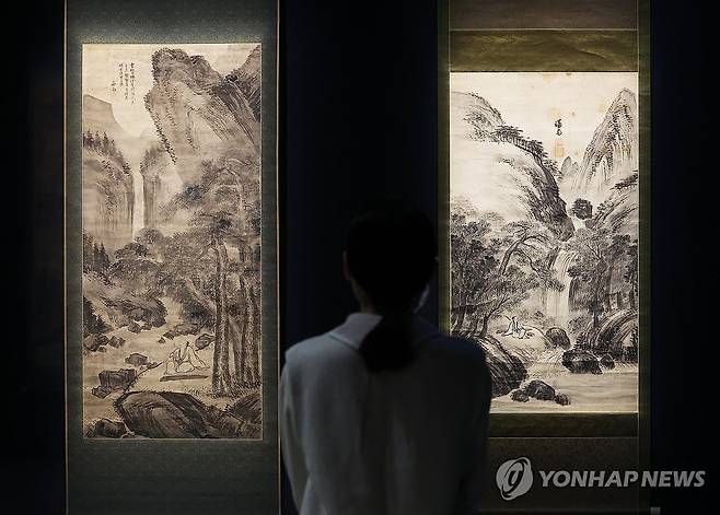 겸재 정선의 작품들을 한눈에 (용인=연합뉴스) 홍기원 기자 = 31일 경기도 용인시 호암미술관에서 열린 특별전 '겸재 정선' 기자간담회에서 참석자들이 작품을 살펴보고 있다.
국보 '금강전도'와 '인왕제색도' 등 조선을 대표하는 화가 겸재 정선(1676~1759)의 대표작을 한자리에 모은 대규모 전시 '겸재 정선'은 다음 달 2일 호암미술관에서 개막한다. 2025.3.31 xanadu@yna.co.kr