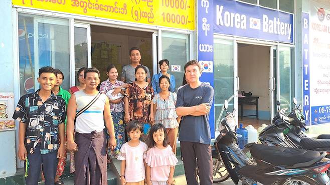 조성현 만달레이 한인회장과 직원들 (만달레이=연합뉴스) 박의래 특파원 = 31일 미얀마 만달레이에서 자동차 배터리 사업을 하는 조성현 만달레이 한인회장과 직원들의 모습. 2025.3.31. laecorp@yna.co.kr