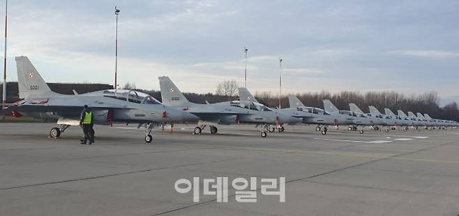 한국항공우주산업(KAI)이 폴란드에 수출한 FA-50GF 12대가 민스크 마조비에츠키에 위치한 공군 제23전술비행단 주기장에 정렬해 있다. FA-50(T-50)은 미 F-16 도입의 절충교역으로 개발한 항공기로 F-16과 구조가 비슷하다. (사진=KAI)