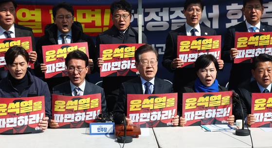 더불어민주당 이재명 대표를 비롯한 지도부가 31일 서울 종로구 광화문 앞 더불어민주당 천막당사에서 열린 최고위원회의에서 구호를 외치고 있다. 연합뉴스