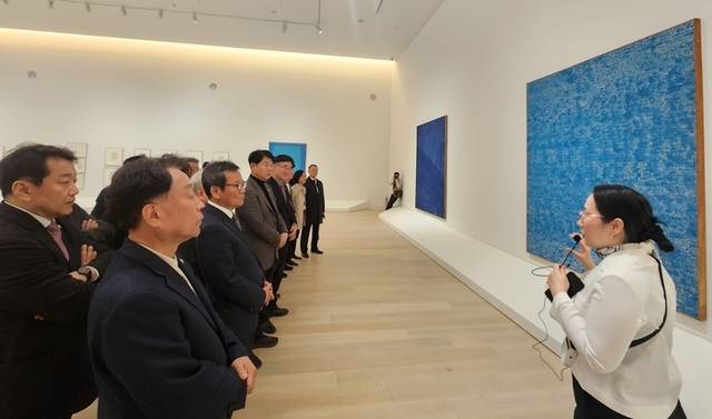 ▲ 강릉시립미술관 솔올 개관 기념 특별전시 ‘어디서 무엇이 되어 다시 만나랴: 김환기 뉴욕시대’ 개막식이 1일 솔올관에서 개최된 가운데 참석자들이 큐레이터의 작품 설명을 듣고 있다.