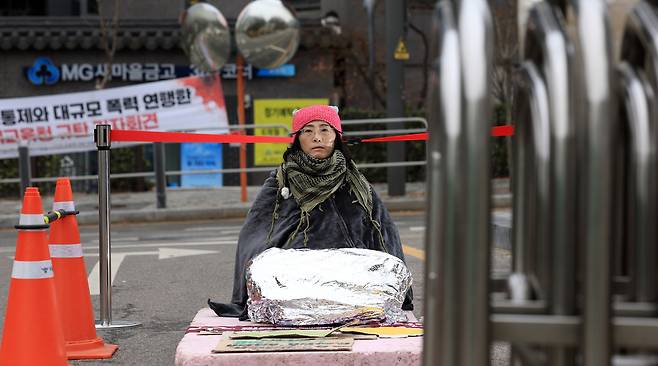 학내 성폭력 사건을 해결하다 부당전보와 해임을 당한 지혜복 교사가 3월 5일 오전 서울 종로구 서울시교육청앞 출입구 바닥에 앉아 공익제보자 지위 인정 등을 요구하며 1인시위를 하고 있다. 서성일 선임기자