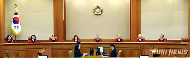 문형배 헌재소장 권한대행(오른쪽) 등 헌법재판관들이 지난달 13일 오전 서울 종로구 헌법재판소 대심판정에서 열린 최재해 감사원장 탄핵심판과 이창수 서울중앙지검장·조상원 중앙지검 4차장검사·최재훈 반부패2부장검사 탄핵심판의 선고기일에 입장하고 있다. 사진공동취재단