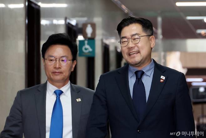 윤석열 대통령의 탄핵심판 선고일이 지정된 1일 박찬대 더불어민주당 원내대표가 긴급 회의를 위해 서울 여의도 국회 회의실로 들어서고 있다. 2025.04.01. /사진=뉴시스 /사진=고승민