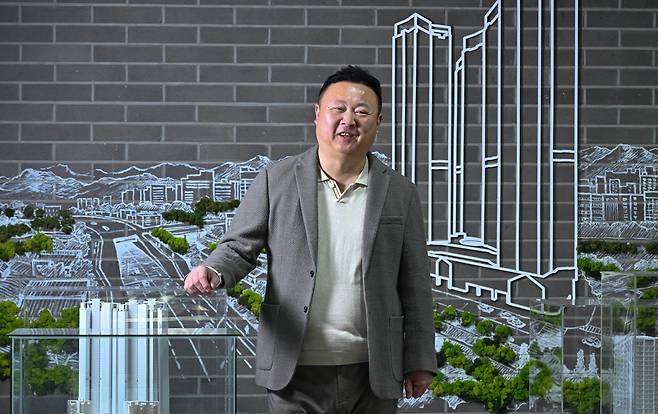 30년간 디벨로퍼를 운영하며 산전수전 다 겪었다는 정주영 미래인 회장. 사업에 성공했다가 극단적 선택에 유혹을 받을 정도로 벼랑끝에 몰렸다가, 다시 재기했다는 정 회장. 최근 부동산 시장의 어려움 속에서도 그는 청담동 프리마호텔 부지에 49층의 하이엔드 주거문화를 심는 대형프로젝트를 가동했다. 세상사 마음먹기에 따라 달라진다는 신념을 갖고 있는 그는 ‘가고자 하는 바가 분명해야 하늘도 돕는다’는 경영철학으로 미래인의 비전을 이끌고 있다. 사진=임세준 기자/jun@heraldcorp.com