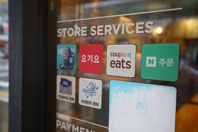 배달의민족은 오는 14일부터 포장 중개 수수료 6.8%를 부과하기로 했다. 사진은 서울 강서구의 한 커피점 앞에 배달앱 스티커가 붙어있는 모습 ⓒ시사저널 임준선