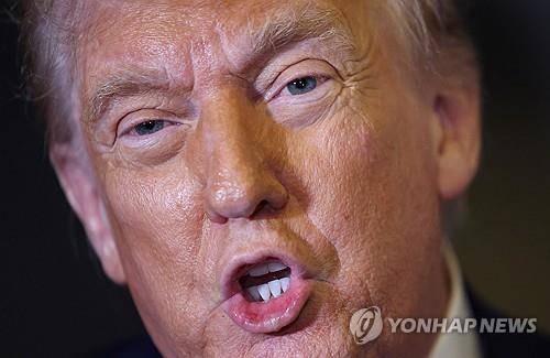 도널드 트럼프 미국 대통령 (로이터=연합뉴스) 2025년 3월 30일 워싱턴DC로 복귀하는 대통령 전용기 '에어 포스 원'에서 함께 탑승한 기자들과 얘기하는 가운데 촬영된 도널드 트럼프 미국 대통령의 모습. 2025.4.1.