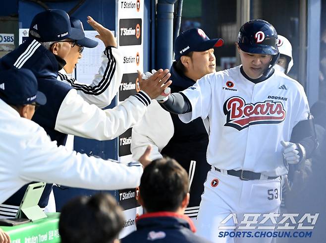 2일 잠실야구장에서 열린 키움과 두산의 경기, 2회말 두산 양석환이 선제 솔로홈런을 치고 기쁨을 나누고 있다. 잠실=허상욱 기자 wook@sportschosun.com/2025.04.02/