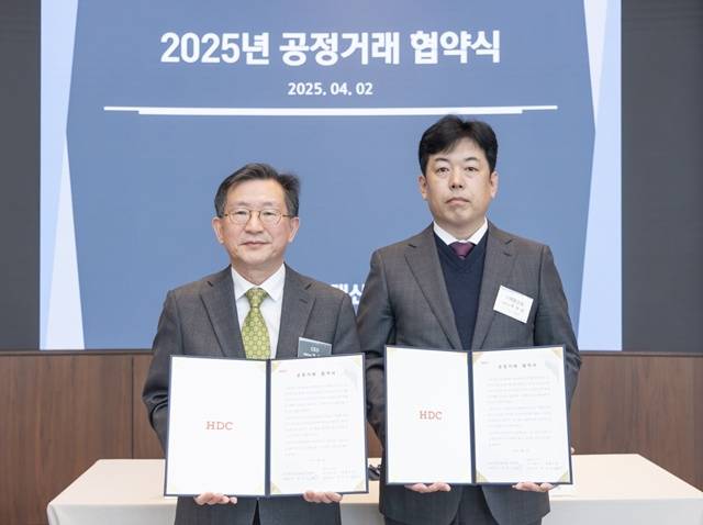 HDC현대산업개발은 2일 서울 강남구 삼성동 파크하얏트 서울에서 베스트파트너스데이 행사를 진행했다. 사진은 정경구(왼쪽) HDC현대산업개발 대표, 박보성 태흥건설 대표. /HDC현대산업개발