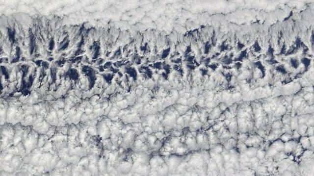 이 위성 사진은 개방형 구름 세포 띠(위)와 폐쇄형 구름 세포 띠(아래)의 모습을 보여준다. 열린 구름 세포는 중앙에 틈이 있고 닫힌 구름 세포는 가장자리에 틈이 있다.(출처= NASA/Terra/MODIS)