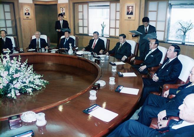 1998년 1월 전경련 회장단 회의에서 최종현 SK 선대회장이 발표를 경청하는 모습. / SK 제공