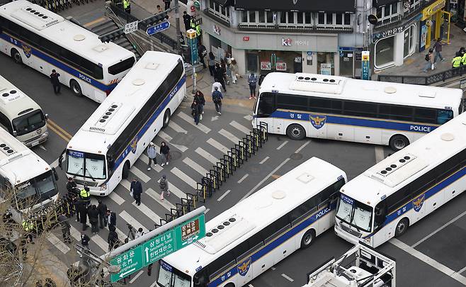 윤석열 대통령 탄핵 선고 기일을 이틀 앞둔 2일 서울 종로구 헌법재판소 인근 도로 통행이 통제되고 있다. /연합뉴스