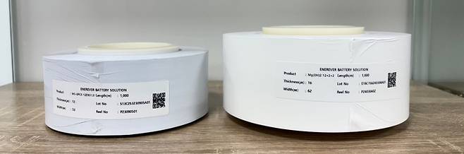 에너에버배터리솔루션이 생산하는 그래핀 분리막(왼쪽)과 수산화 마그네슘 분리막 제품. (에너에버배터리솔루션)