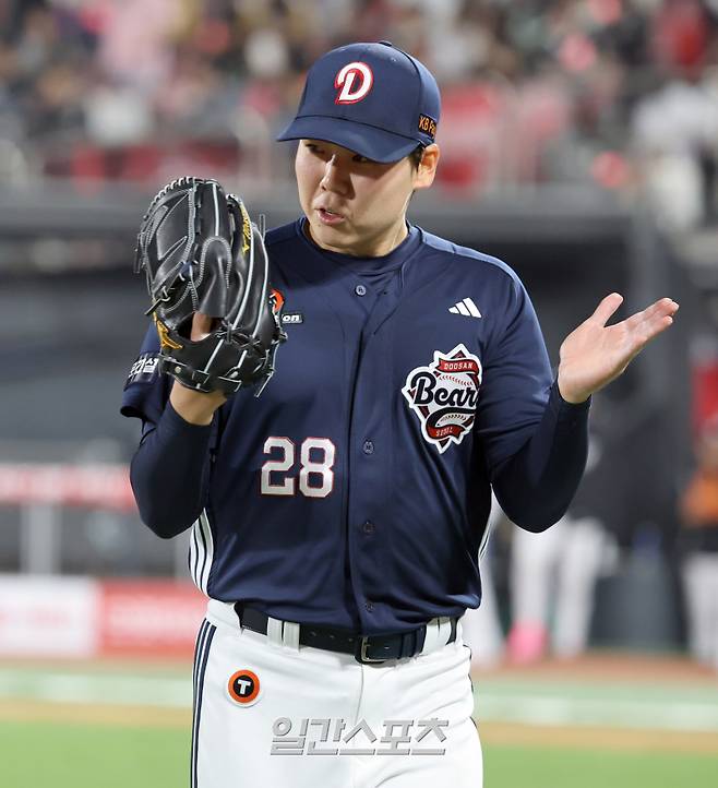 3월 26일 오후 수원 KT위즈파크에서 열린 2025 프로야구 두산과 KT의 경기. 두산 선발 최승용이 4회 KT 오윤석을 유격수 땅볼아웃시키고 이닝을 마치며 기뻐하고있다. 수원=정시종 기자 capa@edaily.co.kr