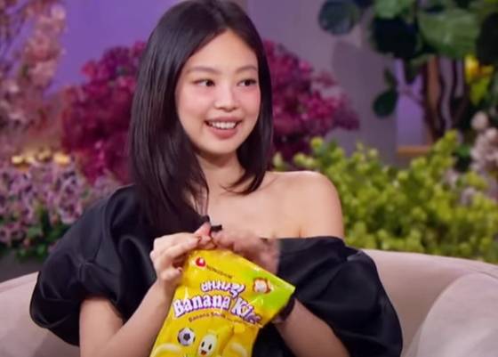 지난달 미국 TV 프로그램 '제니퍼 허드슨쇼'에 출연한 K팝 가수 제니가 바나나킥을 "가장 좋아하는 과자"로 꼽으며 들어보이고 있다. 사진 제니퍼 허드슨쇼 방송 캡처