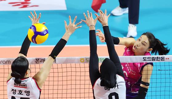 공격하는 김연경 (인천=연합뉴스) 임순석 기자 = 2일 인천 삼산월드체육관에서 열린 프로배구 V리그 여자부 챔피언결정전 흥국생명과 정관장의 2차전 경기. 흥국생명 김연경이 공격하고 있다. 2025.4.2 soonseok02@yna.co.kr (끝) 〈저작권자(c) 연합뉴스, 무단 전재-재배포, AI 학습 및 활용 금지〉