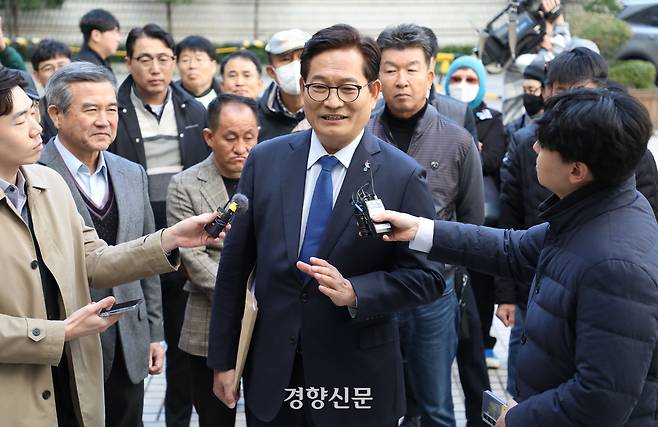 송영길 전 더불어민주당 대표(현 소나무당 대표)가 지난해 11월6일 서울 서초구 서울중앙지법에서 열린 특정범죄가중처벌등에관한법률위반(뇌물)등 결심 공판에 출석하고 있다. 김창길 기자