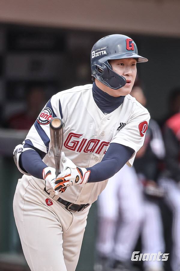 롯데 나승엽이 올 시즌 초반 침체에 빠진 팀 타선에 불을 붙여야 하는 막중한 책임을 지고 있다. 사진은 나승엽이 타격하는 모습. 롯데 자이언츠 제공