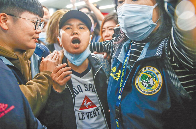중국의 대만에 대한 무력통일을 주장해온 중국인 왕훙 샤오웨이가 1일 대만에서 추방당하고 있다. 중국시보 캡처
