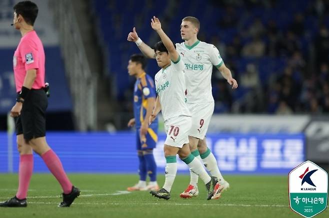 김현욱(사진 왼쪽), 구텍. 사진=한국프로축구연맹