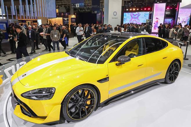 (바르셀로나(스페인)=뉴스1) 민경석 기자 = 4일(현지시간) 스페인 바르셀로나 피라 그란 비아 전시장에서 열린 '모바일 월드 콩그레스(MWC) 2025'에서 샤오미 부스 한가운데 '샤오미 SU7울트라' 전기차가 전시돼 있다.