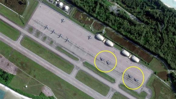 디에고 가르시아섬 군사기지에 자리 잡은 4대의 B-2 스피릿 스텔스 폭격기가 보인다. AP 연합뉴스