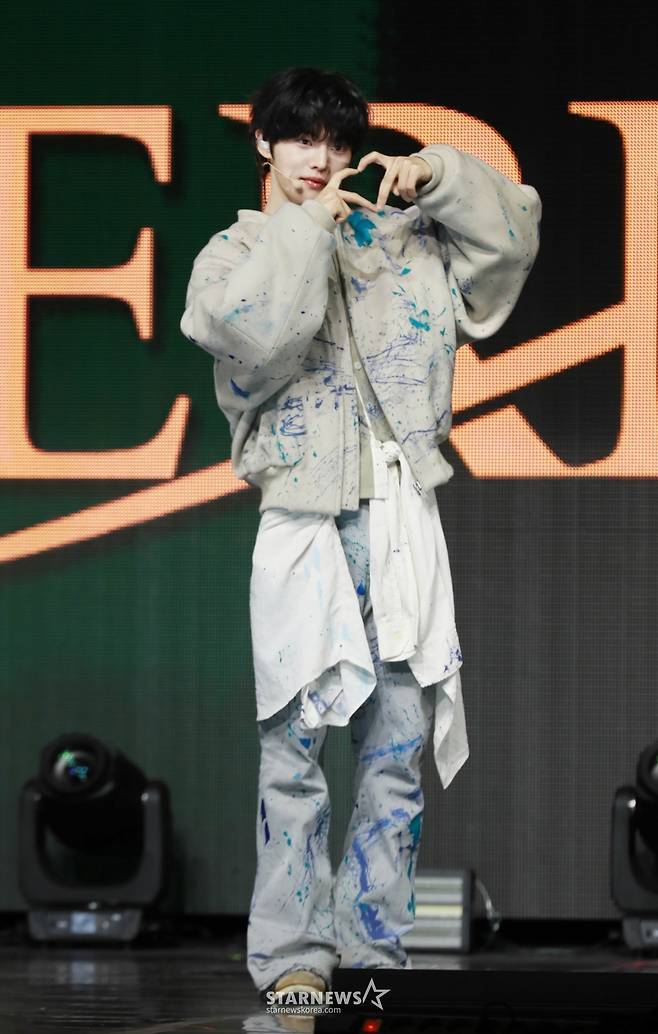 7인조 다국적 보이그룹 클로즈 유어 아이즈(CLOSE YOUR EYES) 전민욱이 2일 오후 서울 광진구 예스24라이브홀에서 진행된 데뷔 앨범 '이터널티' 발매기념 쇼케이스에서 포즈를 취하고 있다. /2025.04.02 /사진=이동훈 photoguy@