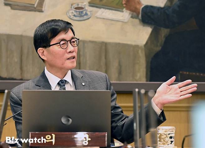 이창용 한국은행 총재가 25일 서울 중구 한국은행 본관에서 열린 금융통화위원회 본회의에 참석해 배석한 국장들에게 이야기를 하고 있다. 2025.02.25 사진공동취재단