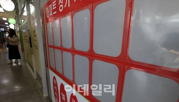 토지거래허가구역이 서울 강남·서초·송파·용산구로 확대된 지난달 24일 서울 송파구 한 공인중개사 사무소에 매물 정보란이 비어있다.(사진=방인권 기자)