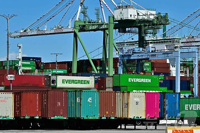 2일(현지시간) 미국 캘리포니아 롱비치의 롱비치 항구에 컨테이너가 쌓여 있다 ⓒ AFP=뉴스1