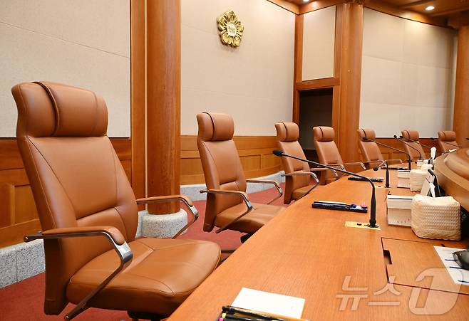 윤석열 대통령에 대한 헌법재판소의 탄핵 심판 선고일을 하루 앞둔 3일 서울 종로구 헌법재판소 대심판정 모습. 2025.4.3/뉴스1 ⓒ News1 사진공동취재단