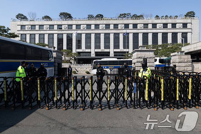 윤석열 대통령 탄핵 심판 선고를 하루 앞둔 3일 서울 종로구 헌법재판소에 펜스가 설치돼 있다. 2025.4.3/뉴스1 ⓒ News1 이승배 기자
