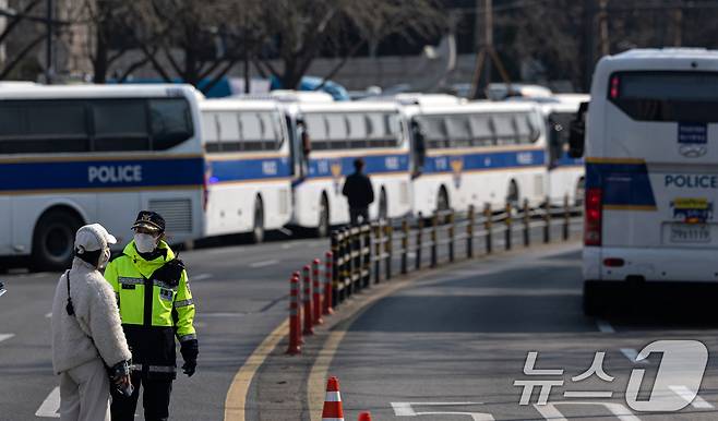 윤석열 대통령 탄핵 심판 선고를 하루 앞둔 3일 서울 종로구 헌법재판소 인근이 경찰 차벽으로 둘러져 있다. 2025.4.3/뉴스1 ⓒ News1 이승배 기자