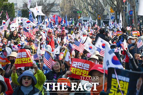 윤석열 대통령 탄핵심판 선고기일이 발표된 지난 1일 오후 서울 종로구 헌법재판소 인근에서 지지자들이 탄핵 반대 집회를 펼치고 있는 모습. /장윤석 기자