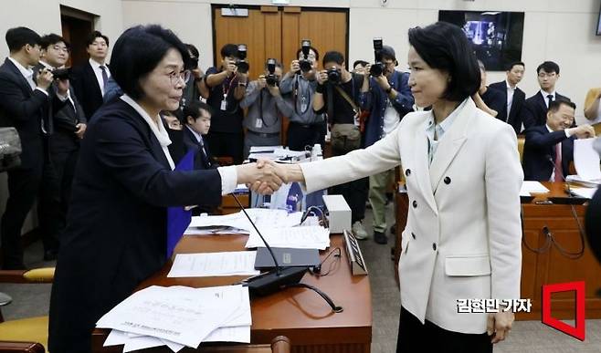 이진숙 방송통신위원회 위원장이 국회 과학기술정보방송통신위원회에서 열린 방송통신위원회 등에 대한 국정감사에서 최민희 위원장과 악수하고 있다. 김현민 기자