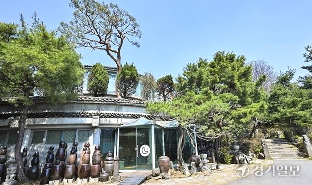 자연속에서 관람객을 기다리는 김포 보름산미술관의 전경. 홍기웅기자