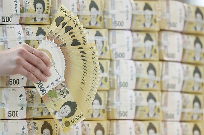 (서울=뉴스1) 민경석 기자 = 기준금리 인하와 유동성 공급 등으로 시중에 풀린 현금이 사상 처음 200조 원 돌파를 눈앞에 두게 됐다. 19일 한국은행에 따르면 지난달 말 화폐발행잔액은 전월 대비 6조 4463억 원 증가한 199조 5982억 원으로, 이 중 5만원권은 금액 기준 89%, 장수 기준 49%를 차지했다. 이날 서울 중구 하나은행 위변조대응센터에서 직원이 5만원권을 펼쳐 보이고 있다. 2025.2.19/뉴스1 Copyright (C) 뉴스1. All rights reserved. 무단 전재 및 재배포, AI학습 이용 금지. /사진=(서울=뉴스1) 민경석 기자