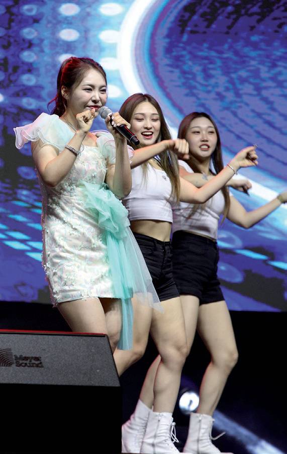 지난해 10월 개최된 ‘전국 양봉인의 날&벌꿀축제’에서 미스김(왼쪽)이 축하공연을 하고 있다.