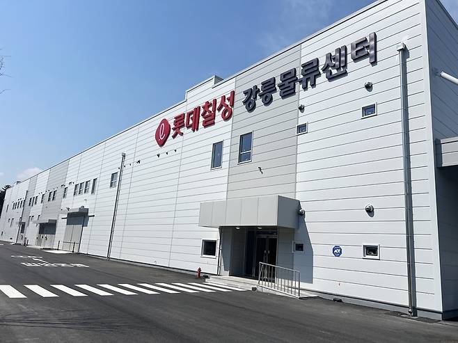 롯데칠성음료 강릉물류센터 전경. 롯데칠성 제공