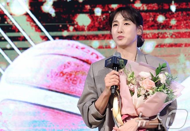 우리은행 김단비가 지난 2월 24일 서울 용산구 드래곤 시티 호텔에서 열린 2024~2025 여자프로농구 정규리그 시상식에서 정규리그 최우수선수(MVP)를 수상한 후 소감을 밝히고 있다. /사진=뉴스1