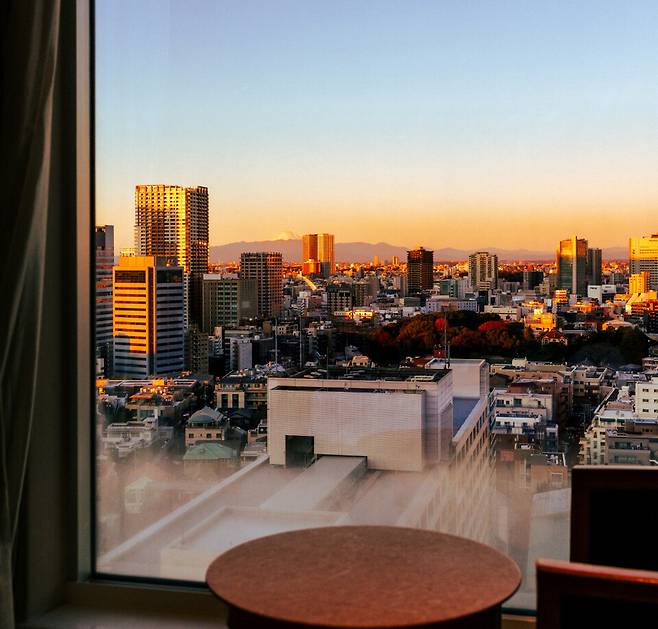 맑은 날 아침이면 객실 창문 밖으로 후지산이 선명하게 보인다