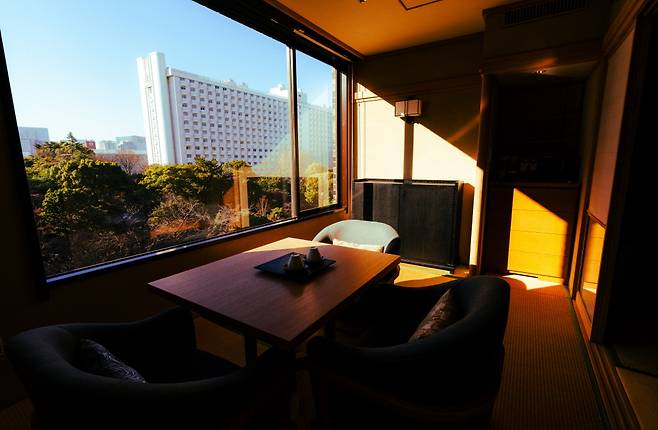 재패니스 가든 스위트룸에선 창밖으로 일본식 정원을 내려다볼 수 있다