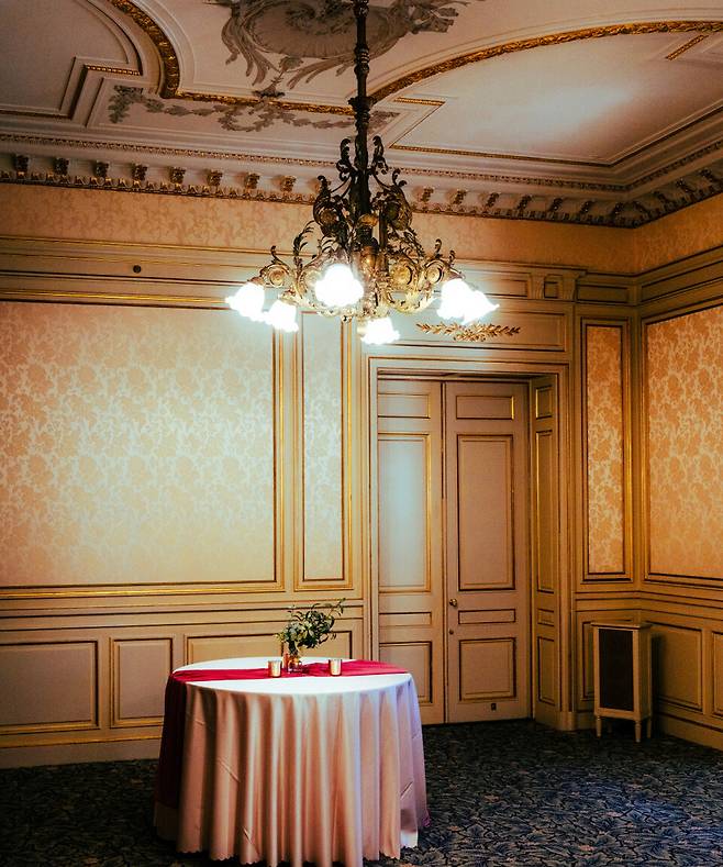 호텔 옆에는 메이지 시대에 지어진 서양식 건축물인 기힌칸 게스트 하우스(Kihinkan Guest House)가 있다. 귀빈 접대, 공식 오찬, 만찬, 회의, 결혼식 및 의전 행사 등의 장소로 이용된다