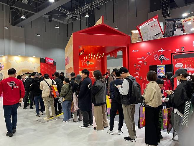 '2025 대한민국 라면 박람회' 농심 부스에 방문객들이 줄지어 있는 모습.