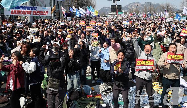 윤석열 대통령 탄핵심판 선고일인 4일 오전 서울 종로구 안국역 인근에서 열린 탄핵 촉구 집회 참가자들이 탄핵이 인용되자 기뻐하고 있다. ⓒ News1 김명섭 기자