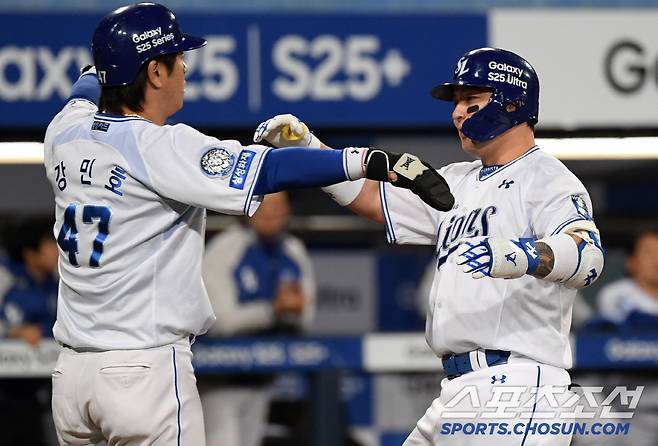 4일 대구 삼성라이온즈파크에서 열린 삼성 라이온즈와 한화 이글스의 경기. 5회말 2사 1루 삼성 박병호가 투런포를 날린 뒤 환호하고 있다. 대구=박재만 기자 pjm@sportschosun.com/2025.04.04/