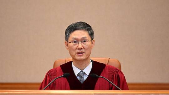 문형배 헌법재판소장 권한대행이 4일 서울 종로구 헌법재판소 대심판정에서 열린 윤석열 대통령 탄핵심판 선고에 입장해 있다. 사진공동취재단.