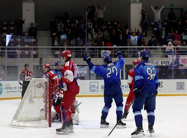 안양 한라가 3일 HL안양 아이스링크에서 열린 2024~2025시즌 아시아리그 아이스하키 파이널 3차전에서 레드이글스 홋카이도를 상대로 5-1 승리를 거뒀다. 이날 승리로 파이널 시리즈 전적 2-1을 기록한 안양 한라는 통합 우승까지 1승을 남겨뒀다. 뉴스1
